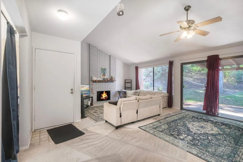 2049 Golden Circle Dr, Escondido, California 92026 home-pic-4