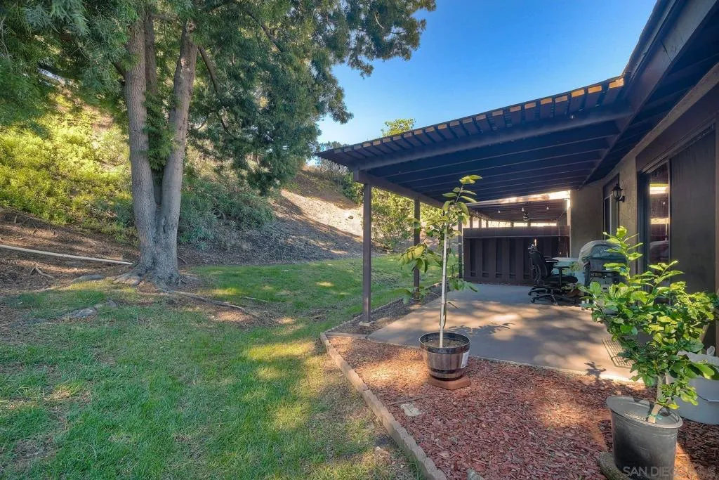 2049 Golden Circle Dr, Escondido, California 92026 home-pic-17