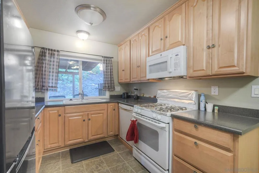 2049 Golden Circle Dr, Escondido, California 92026 home-pic-6