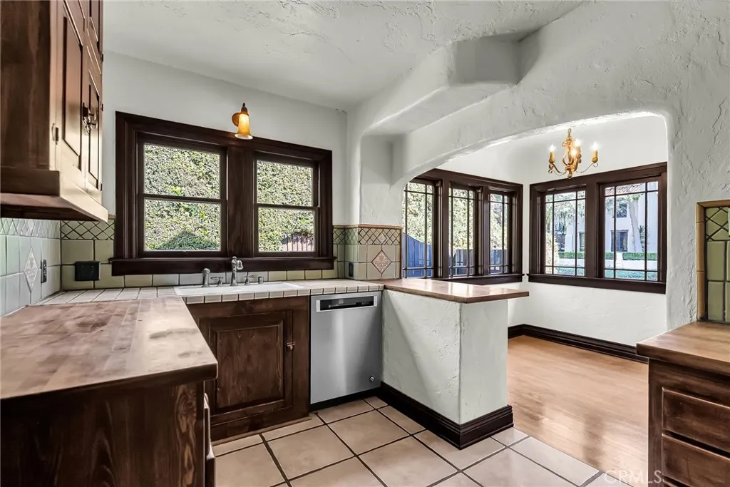 4721 Somerset, Riverside, California 92507 home-pic-17