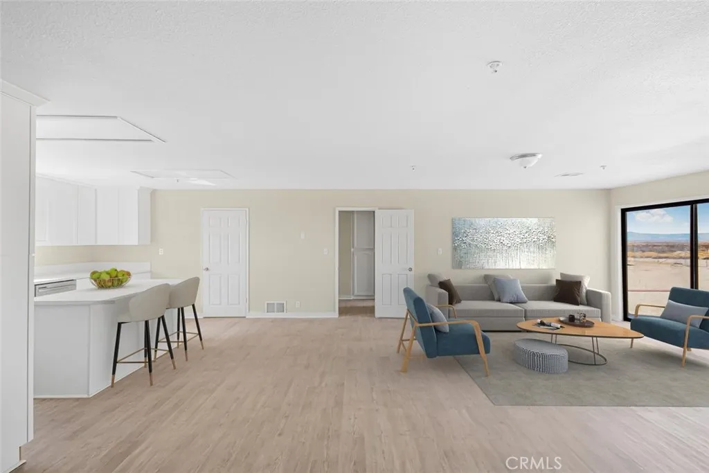 5701 E Avenue E, Lancaster, California 93535 home-pic-4