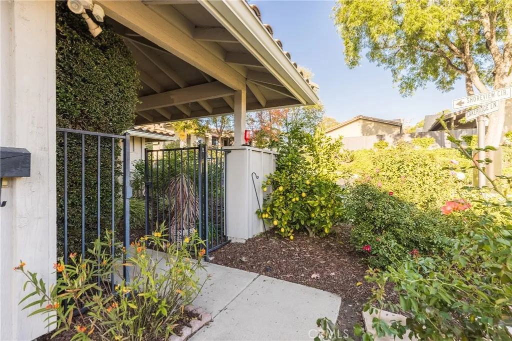 2819 Lakeridge Lane, Westlake Village, California 91361 home-pic-1