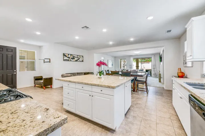 09 KITCHEN MLS