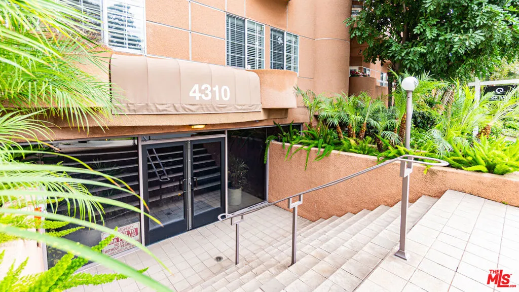 4310 Cahuenga Boulevard 103, Toluca Lake, California 91602 home-pic-2