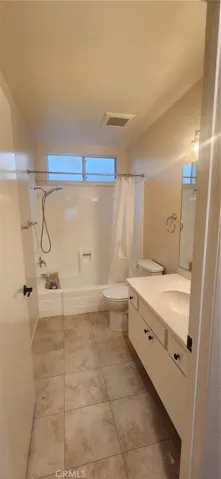 Bathroom with tub/shower