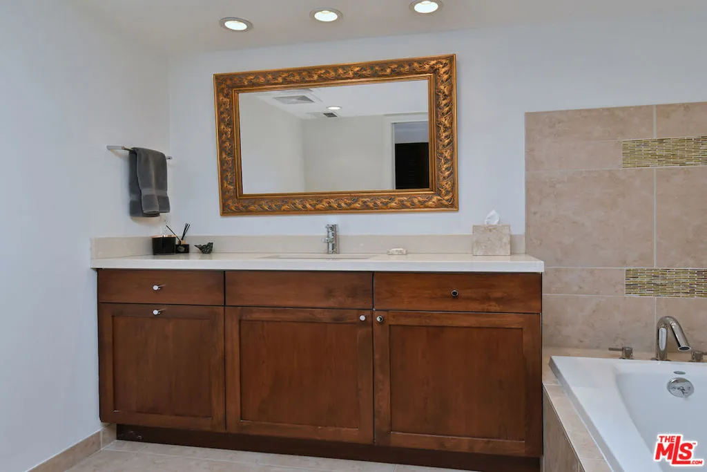 851 N Kings Road 310, West Hollywood, California 90069 home-pic-12