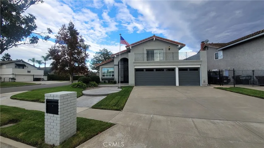 Extra Large Driveway for Parking!