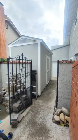 Shed on the side yard!