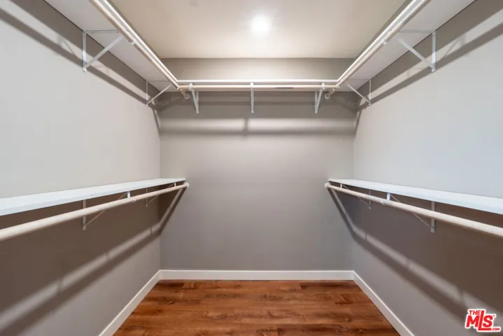 Main house - Walk in Closet (M