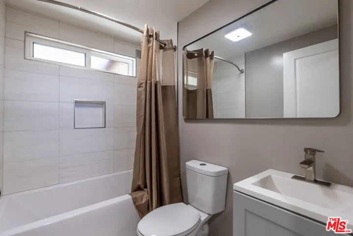 Main house - Bathroom 2 Upstai