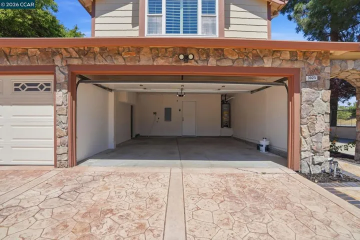 3 CAR GARAGE