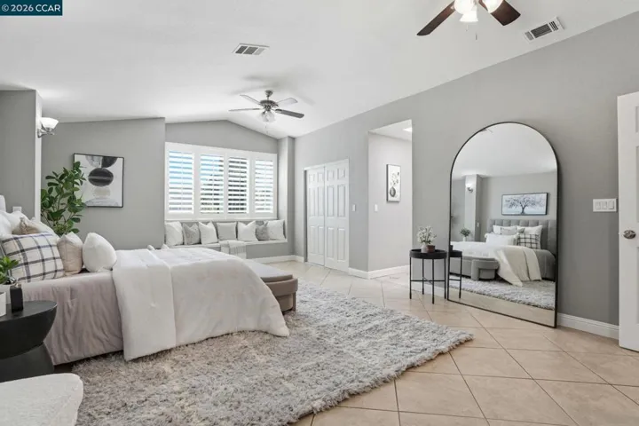SPACIOUS PRINCIPAL BEDROOM