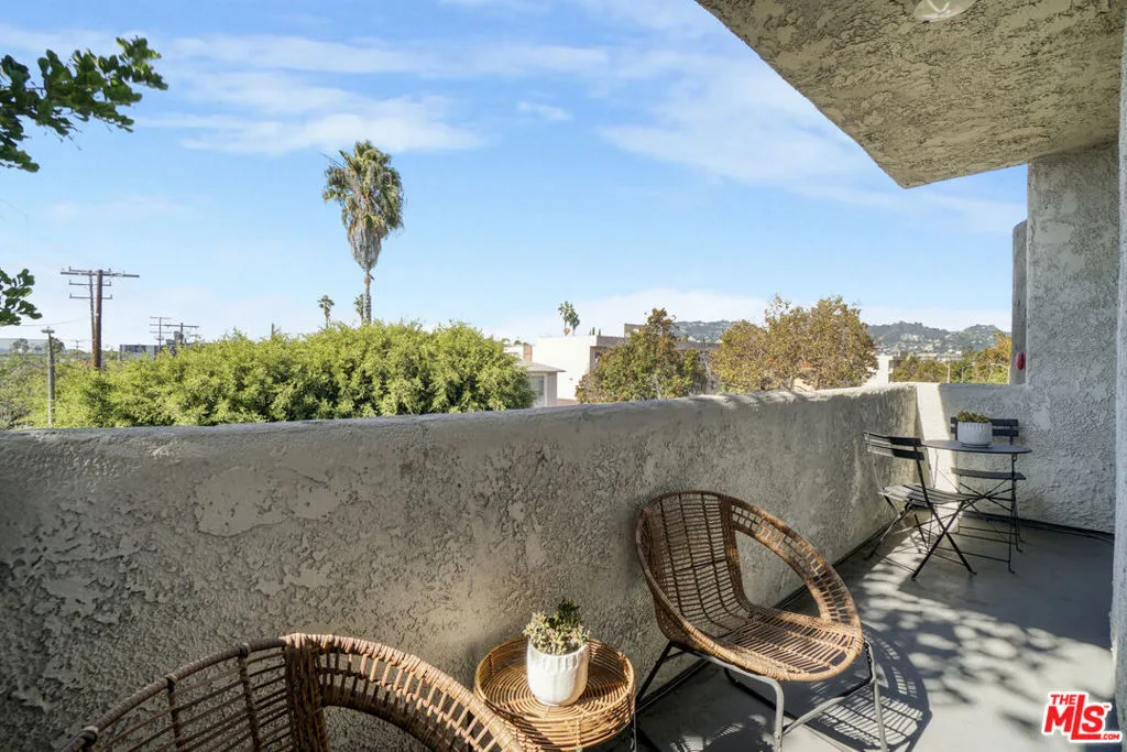 166 S Hayworth Avenue 201, Los Angeles, California 90048 home-pic-14