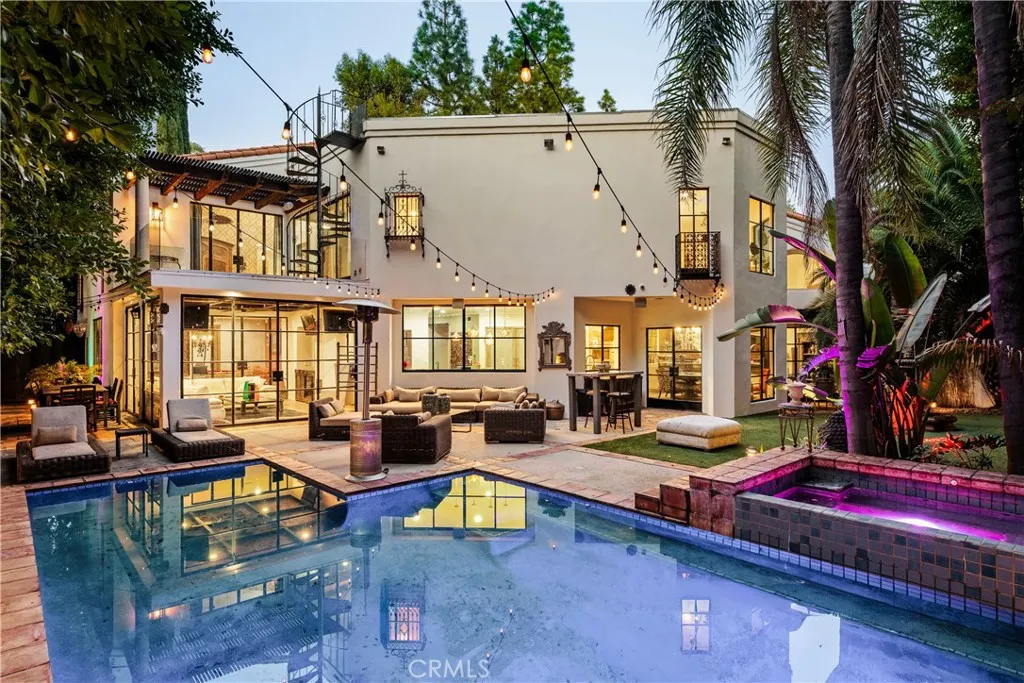 4909 Woodley Ave