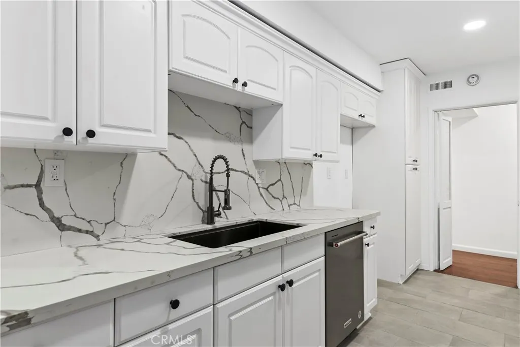 1045 N Kings Road 105, West Hollywood, California 90069 home-pic-12