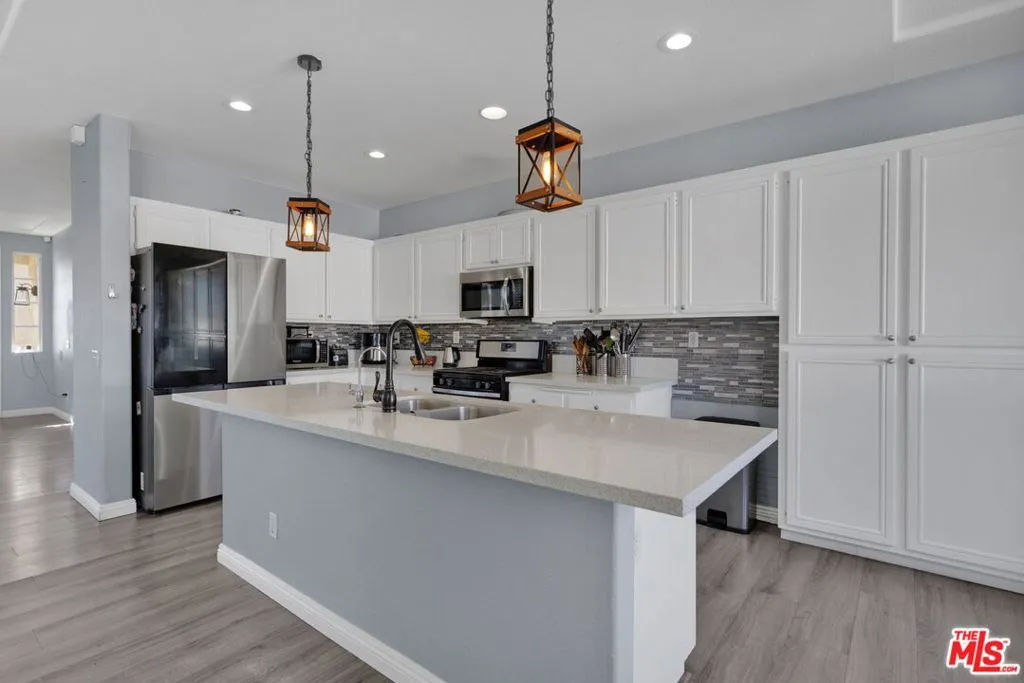 13292 Via Del Lago, Victorville, California 92392 home-pic-8