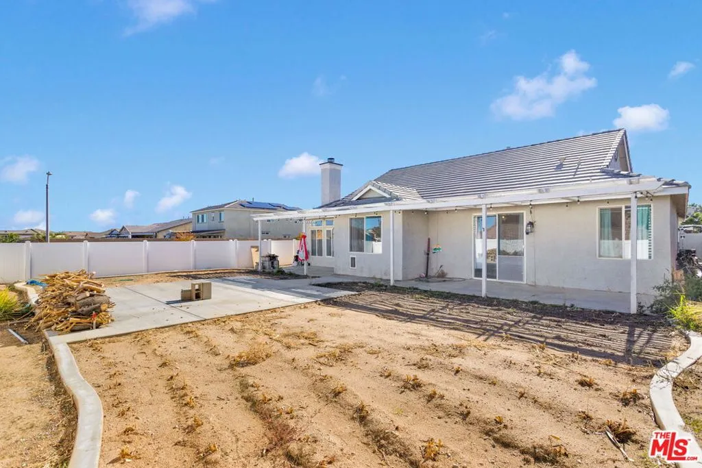 13292 Via Del Lago, Victorville, California 92392 home-pic-26