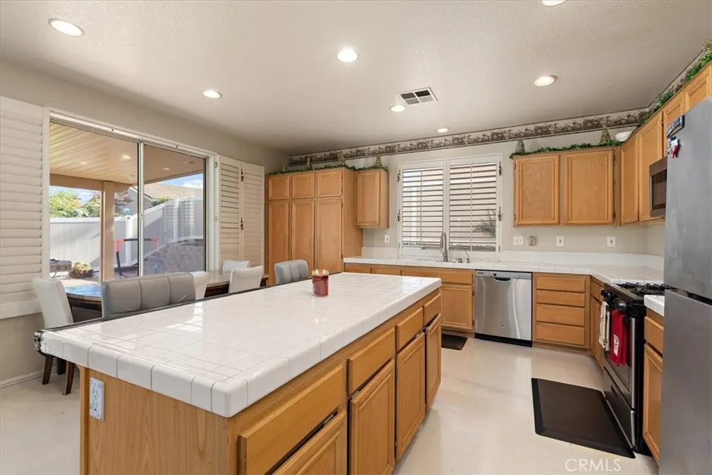 3527 Galatea Way, Corona, California 92882 home-pic-12
