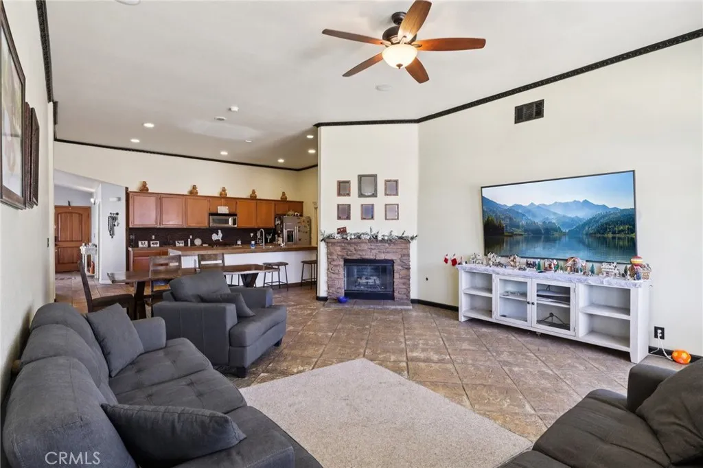 13322 Chenin Blanc Court, Apple Valley, California 92308 home-pic-6