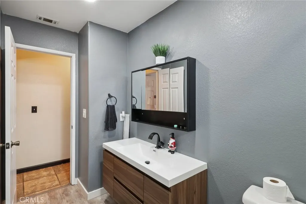 13322 Chenin Blanc Court, Apple Valley, California 92308 home-pic-24