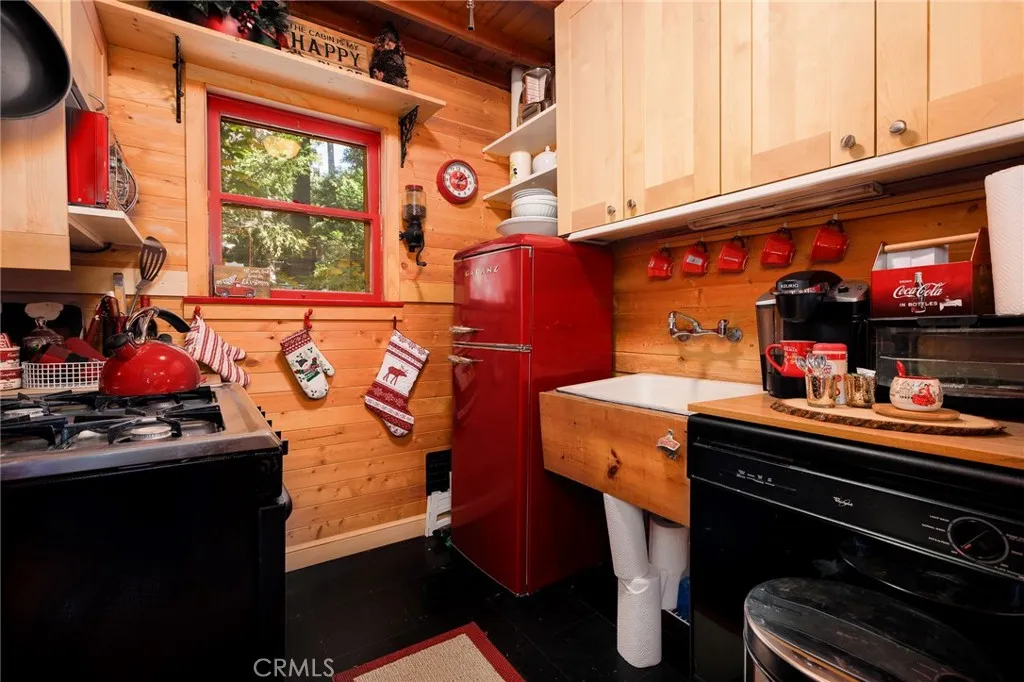 529 West Victoria Court, Lake Arrowhead, California 92352 home-pic-10