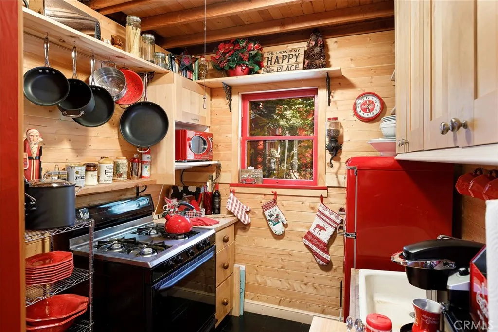 529 West Victoria Court, Lake Arrowhead, California 92352 home-pic-13