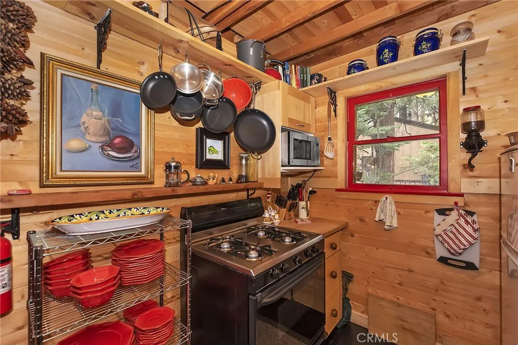 529 West Victoria Court, Lake Arrowhead, California 92352 home-pic-24