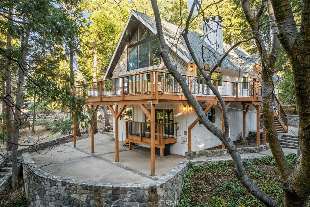 300 Pioneer, Lake Arrowhead, California 92352 home-pic-1