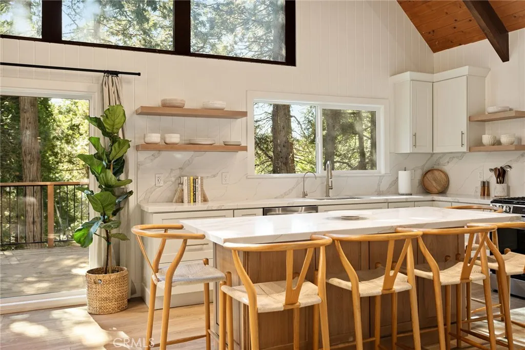 300 Pioneer, Lake Arrowhead, California 92352 home-pic-11