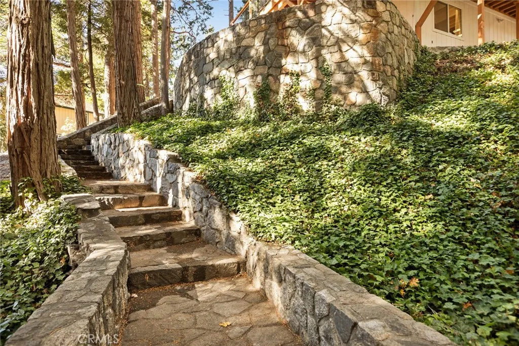 300 Pioneer, Lake Arrowhead, California 92352 home-pic-4