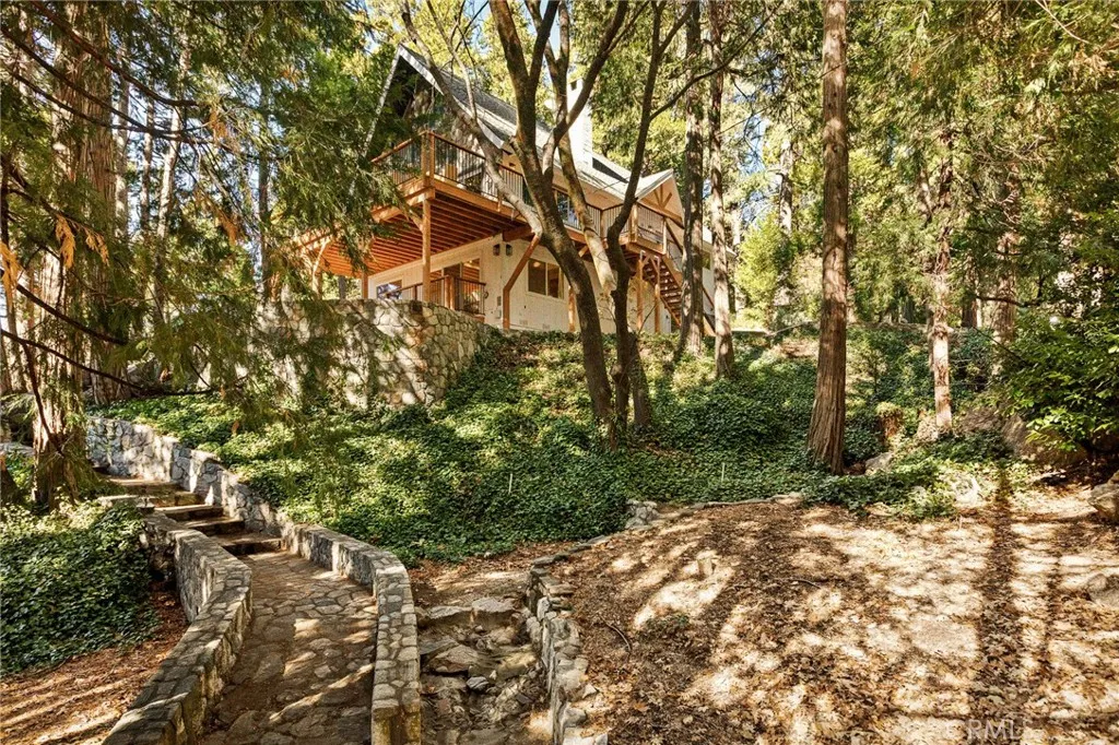 300 Pioneer, Lake Arrowhead, California 92352 home-pic-3