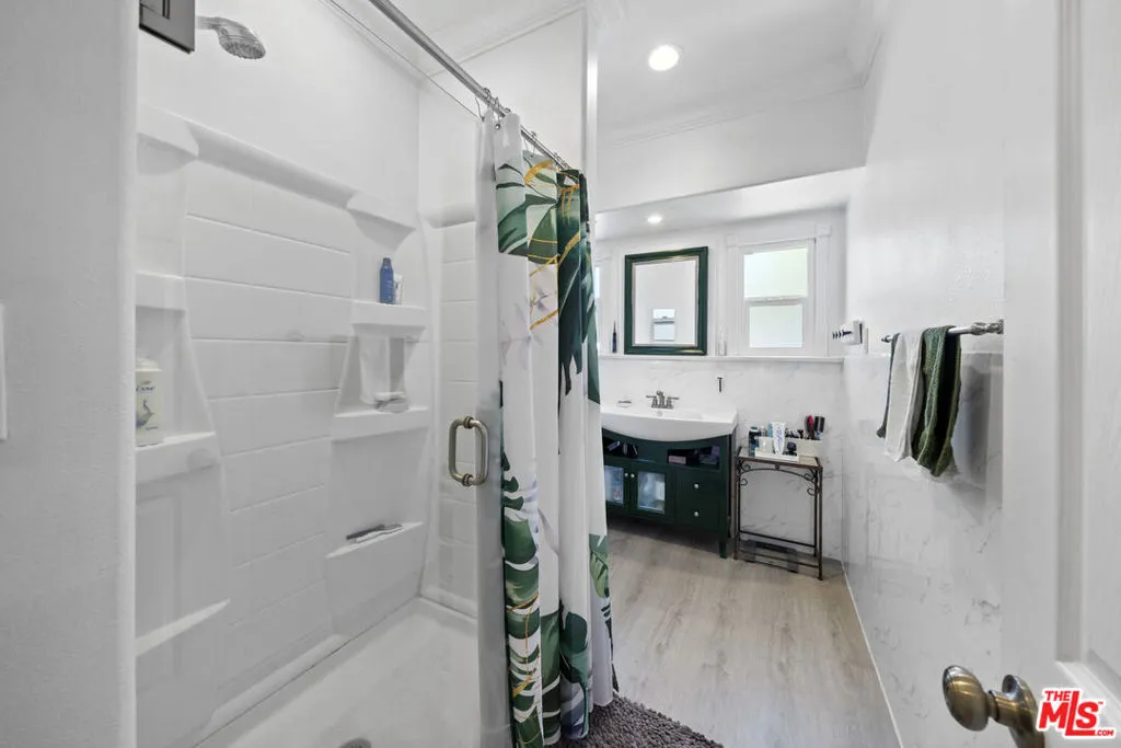 151 N Harvard Boulevard, Los Angeles, California 90004 home-pic-17