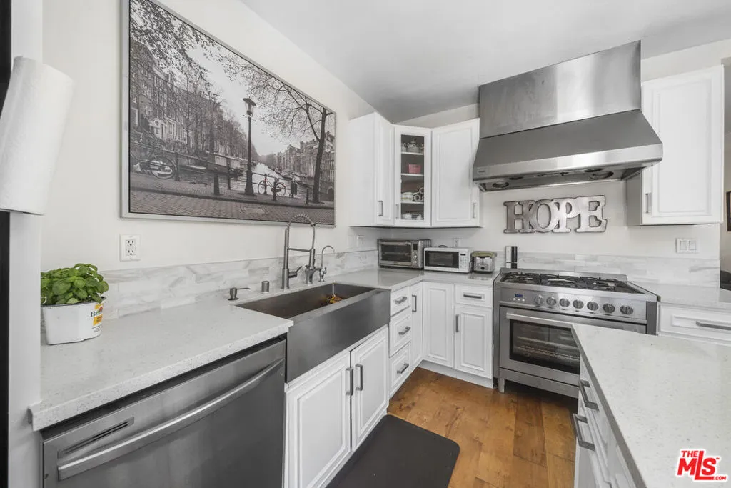 151 N Harvard Boulevard, Los Angeles, California 90004 home-pic-12