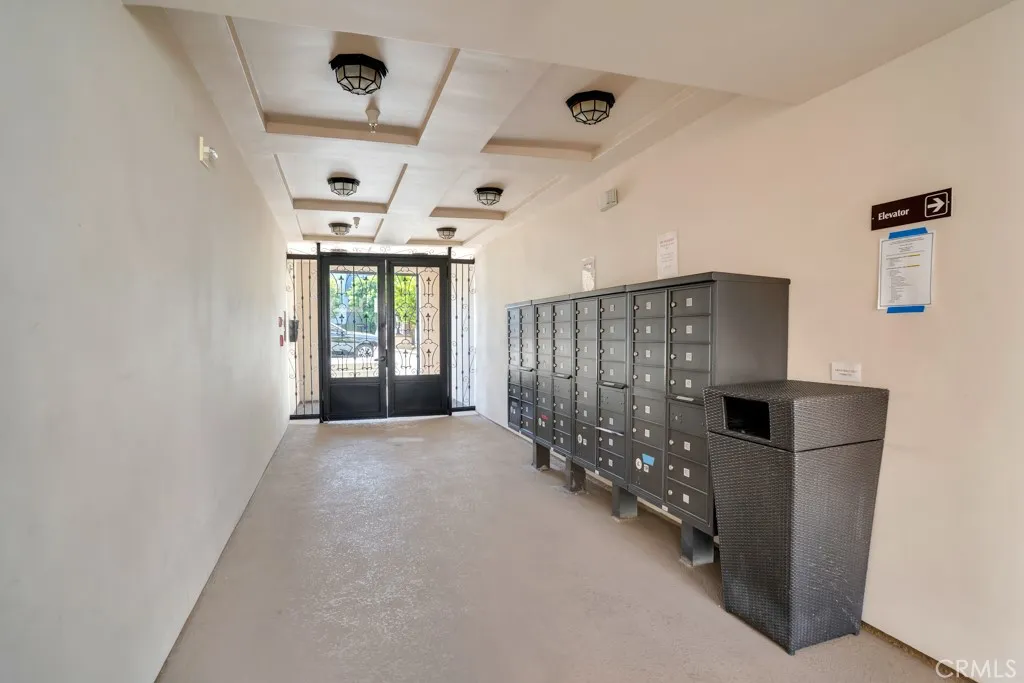 4724 Kester 410, Sherman Oaks, California 91403 home-pic-1