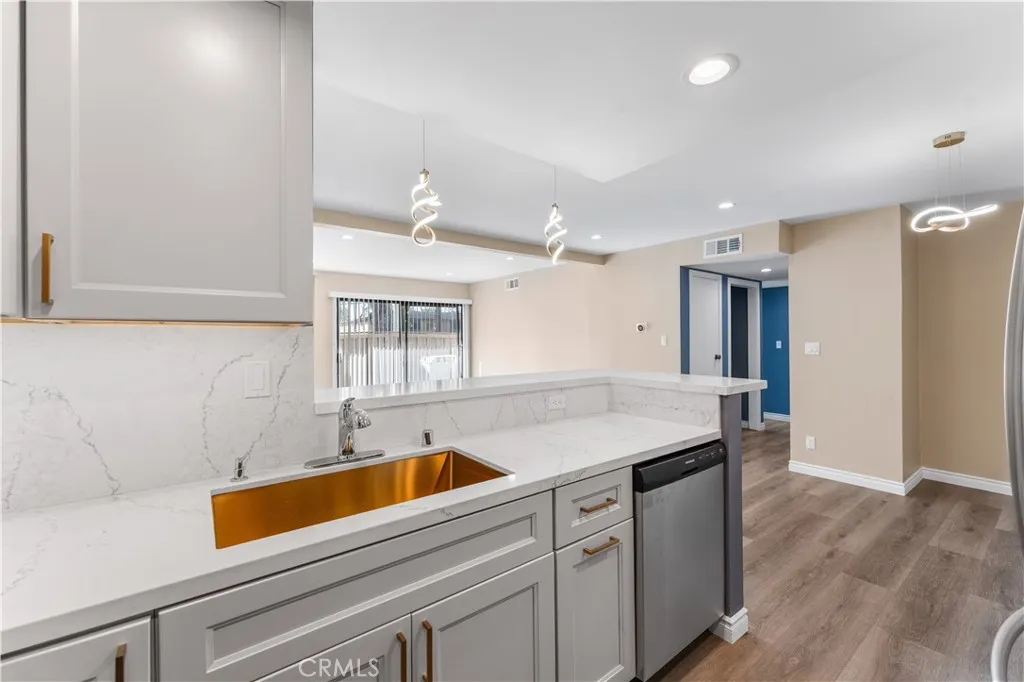 15511 Sherman Way 1, Van Nuys, California 91406 home-pic-32