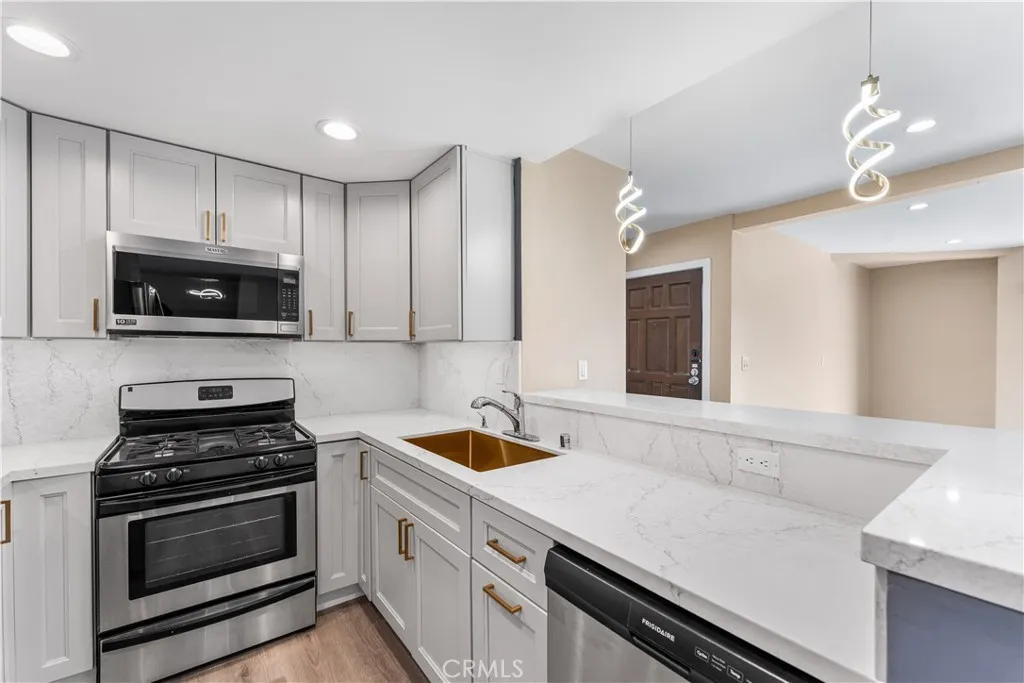 15511 Sherman Way 1, Van Nuys, California 91406 home-pic-30