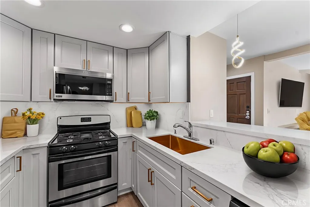 15511 Sherman Way 1, Van Nuys, California 91406 home-pic-3