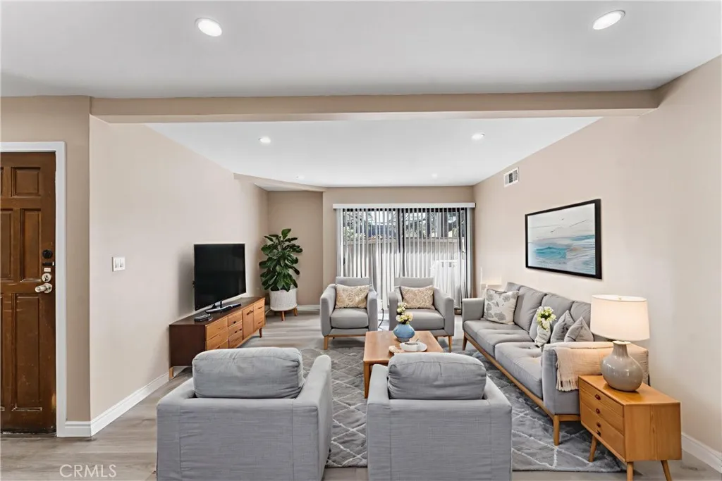 15511 Sherman Way 1, Van Nuys, California 91406 home-pic-0