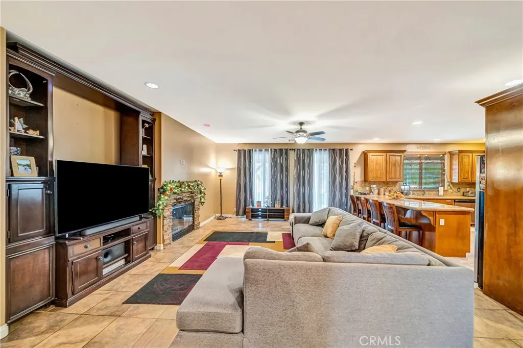 8347 W Avenue D10, Lancaster, California 93536 home-pic-10