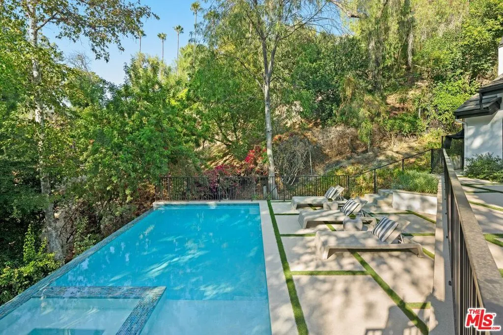 16881 Oak View Drive, Encino, California 91436 home-pic-19