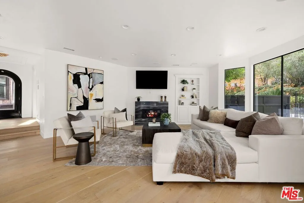 16881 Oak View Drive, Encino, California 91436 home-pic-3