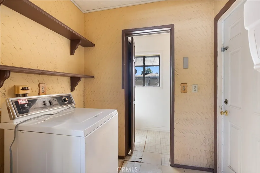 18928 Victory Boulevard, Tarzana, California 91335 home-pic-14