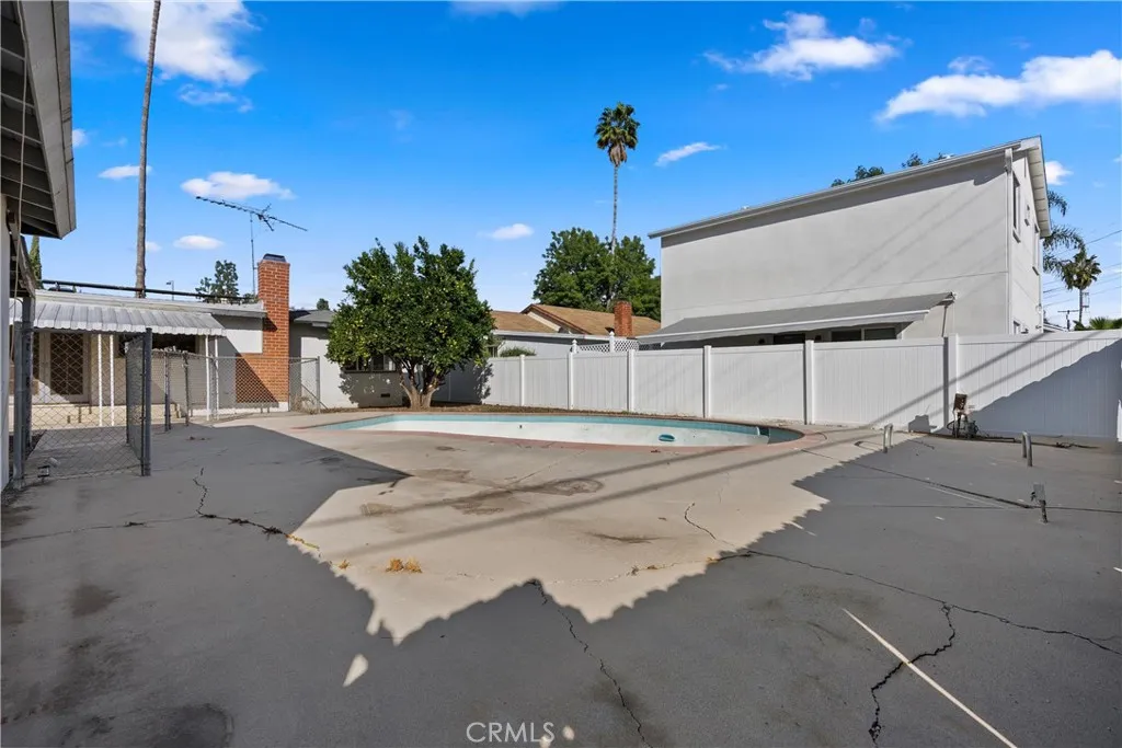 18928 Victory Boulevard, Tarzana, California 91335 home-pic-36