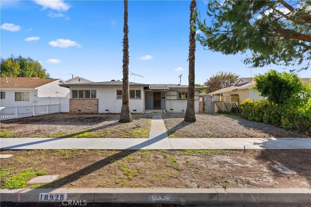 18928 Victory Boulevard, Tarzana, California 91335 home-pic-0