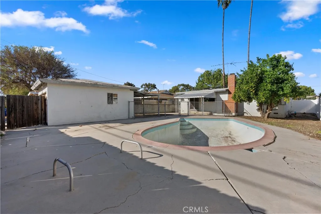 18928 Victory Boulevard, Tarzana, California 91335 home-pic-35
