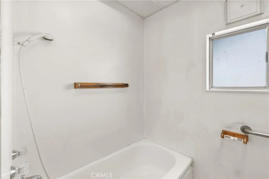 18928 Victory Boulevard, Tarzana, California 91335 home-pic-22