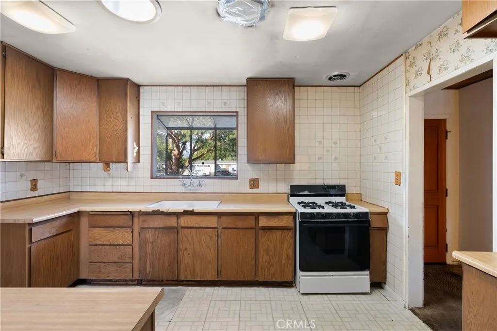 18928 Victory Boulevard, Tarzana, California 91335 home-pic-10