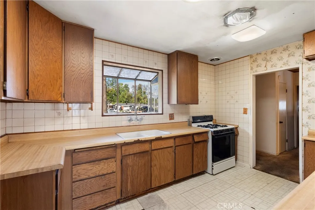 18928 Victory Boulevard, Tarzana, California 91335 home-pic-11