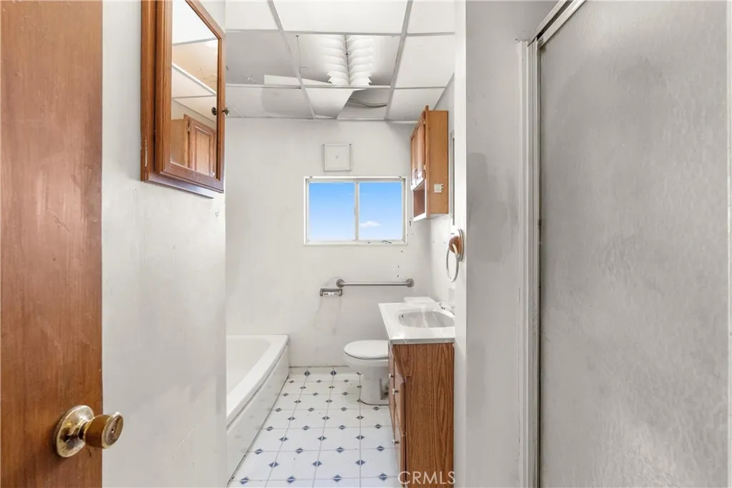 18928 Victory Boulevard, Tarzana, California 91335 home-pic-20