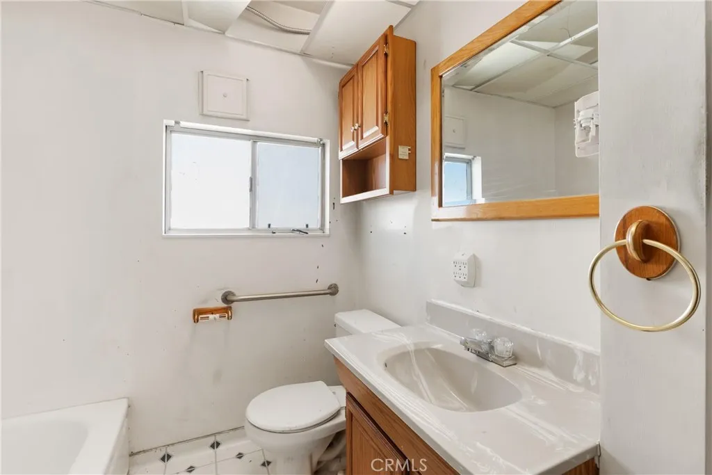 18928 Victory Boulevard, Tarzana, California 91335 home-pic-21